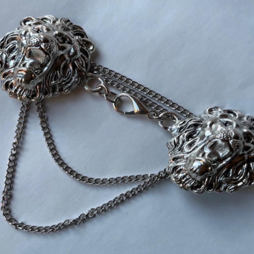 Lion cloak clasp silver with chain large size